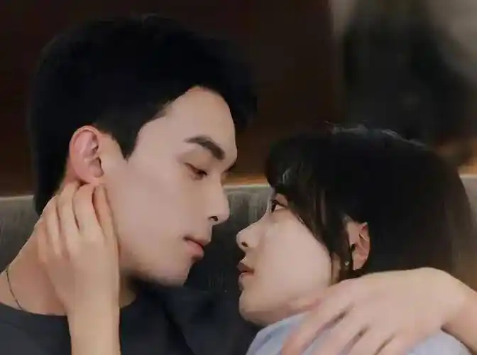 21岁赵今麦拍吻戏太过火,被吴磊亲吻时羞涩表情引发关注_演技_情感