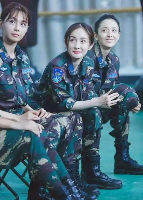 花少上班路透杨幂带一个行李箱被心疼这不是录真正男子汉