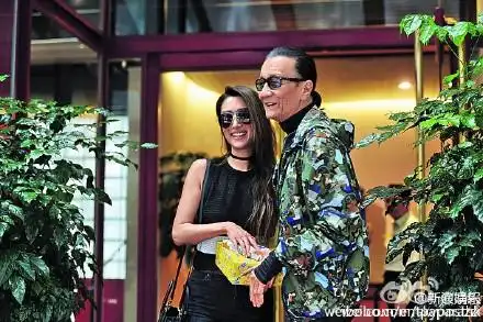 国际学校暑假生活张柏芝儿子作画给谢贤祝寿