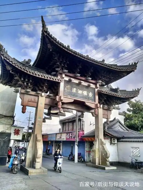 说是泗泾古镇,实际上就是泗泾的一条老街,这条街的名字叫开江中路.
