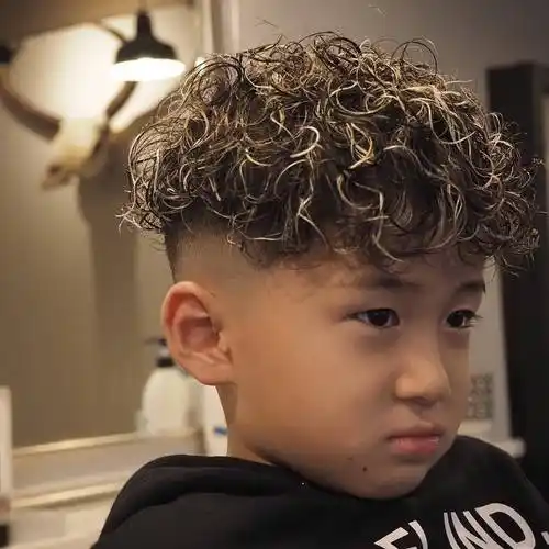 2024夏季小男孩发型来了,两侧铲短很百变,剪完真帅气