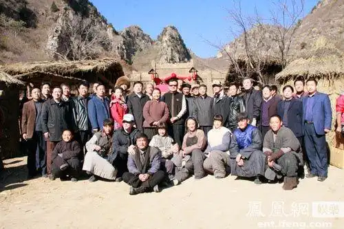 刘长乐与剧组人员合影