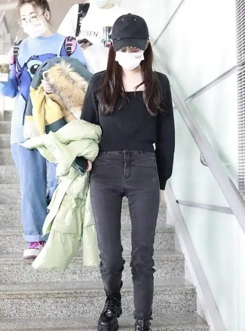 张小斐私底下挺接地气的一身牛仔装扮清爽休闲火了也不骄躁