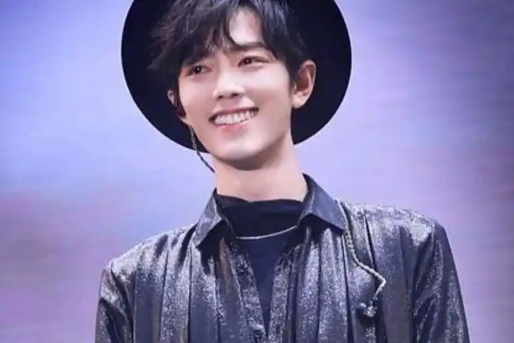 还记得去年泰见肖战上热搜的笑容吗?那倾城一笑感觉世界都亮了