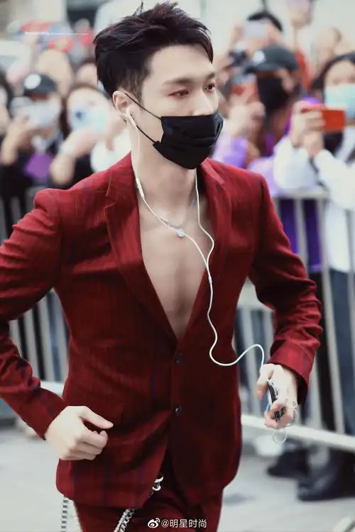 张艺兴今日份路透图,一身酒红色西装展露腹肌性感帅气