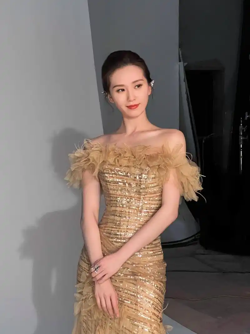 刘诗诗金色抹胸裙高贵优雅 秀修长天鹅颈气质超群