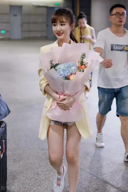 活泼靓丽的粉嫩造型毛晓彤牛仔短裤穿搭示范