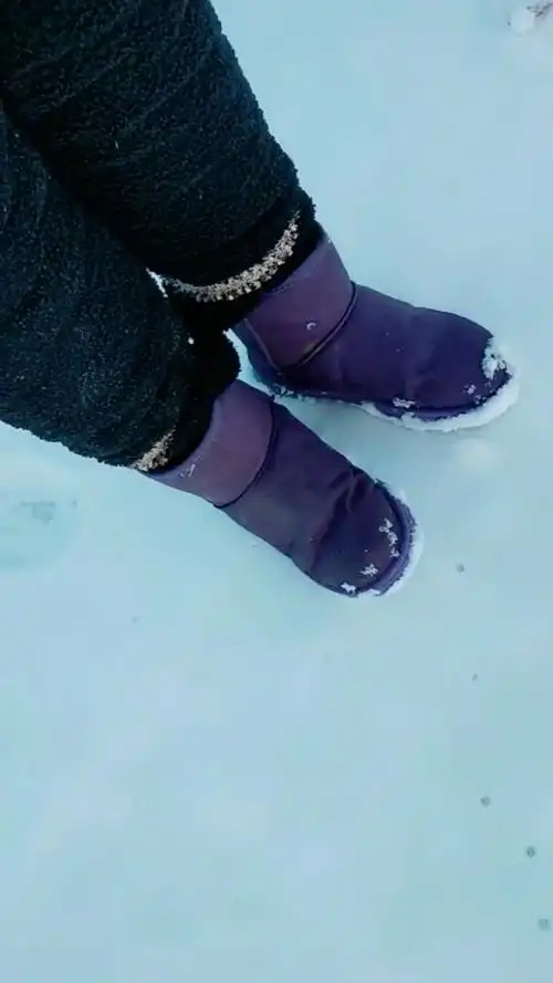 谁说下雪天和雪地靴绝配的,瞅瞅我这脚丫子,都湿了