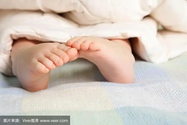 小女孩的脚