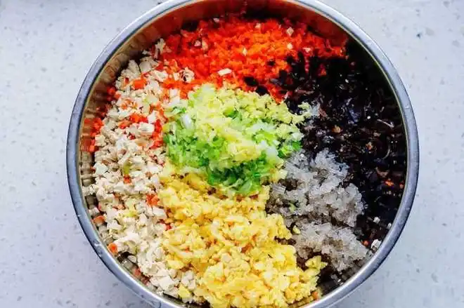 饺子 饺子馅汇总一饺子馅有荤有素,一般家常就用:盐,胡椒粉,老抽,鸡精
