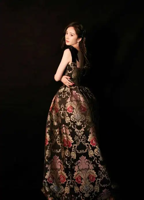 亚洲影视周红毯,杨幂身着宫廷风礼服裙,脚下配了双白色运动鞋,优雅又