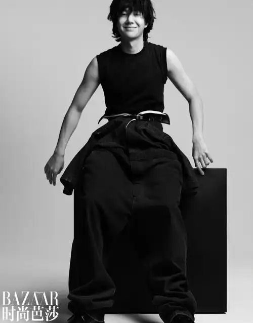 时尚芭莎 王一博##王一博素颜大片##封面大赏##王一博卷毛吐舌