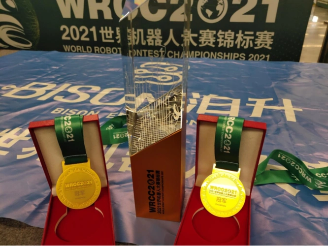 厦门两"牛娃"勇夺2021世界机器人大赛冠军