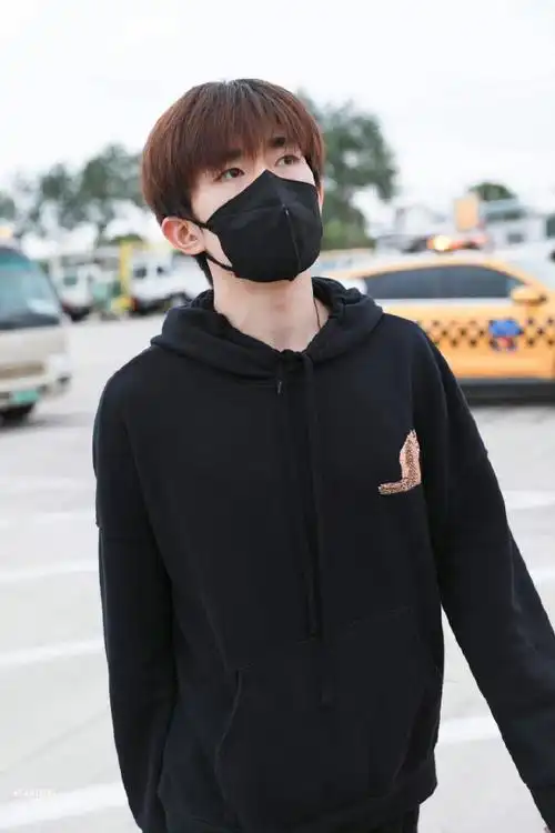 易烊千玺黑色连帽卫衣路透##易烊千玺黑色连帽卫衣