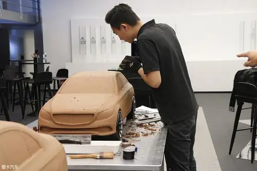 除此之外,外观设计研发人员借助现场陈列的e级车油泥模型,为我们展示