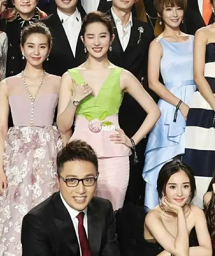 明星们的合照告诉我们一个道理: 谁黑谁尴尬,肤白赢天下~ 夏天快到了