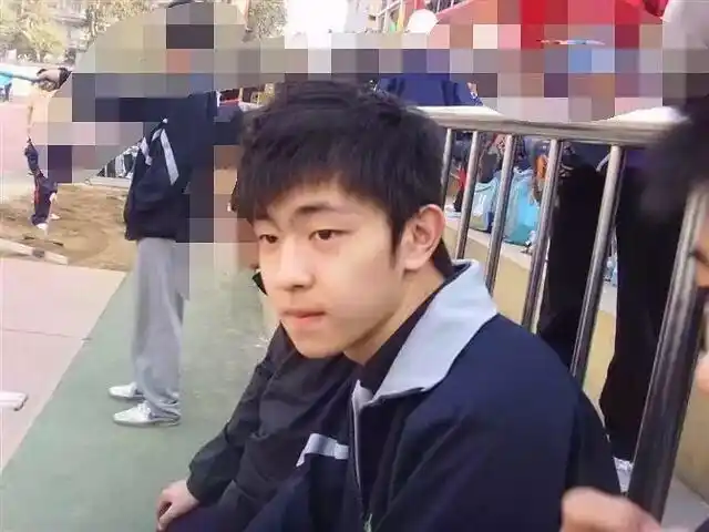 青涩帅气的形象很待人亲,当年的邓伦,发型挺时髦,长得白净,穿黑色衬衫