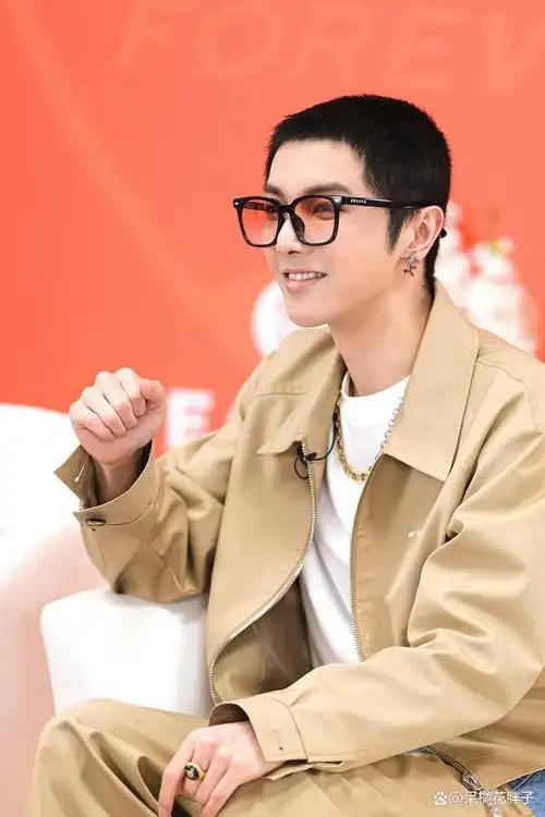 昨天,华晨宇作为施洛华眼镜全球品牌代言人首次在施洛华眼镜直播间