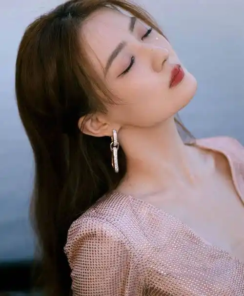 徐璐粉红亮闪连衣裙性感写真