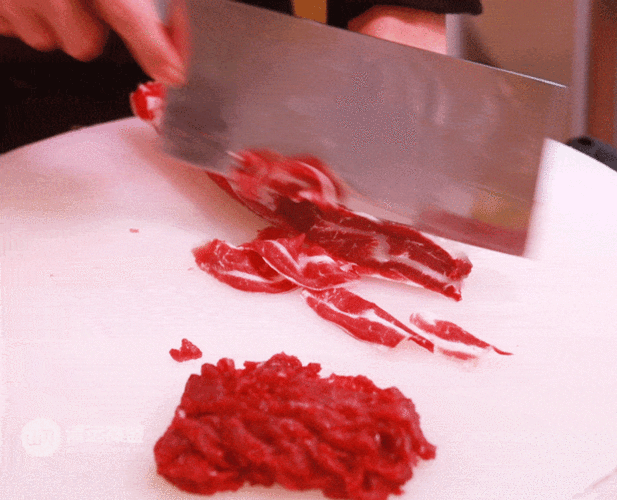 切好的牛肉迅速摆盘,不掺杂任何水分, 经得起360°旋转大考验,"小鲜肉