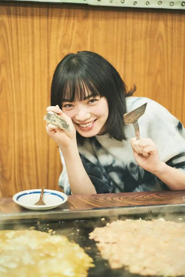 组图:看饿了!小松菜奈吃文字烧随拍自然随性展露温暖笑容