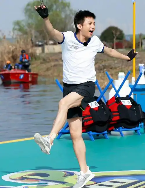 邓超在跑男时有多搞笑#邓超在《奔跑里》真的是太搞笑了,感觉很多