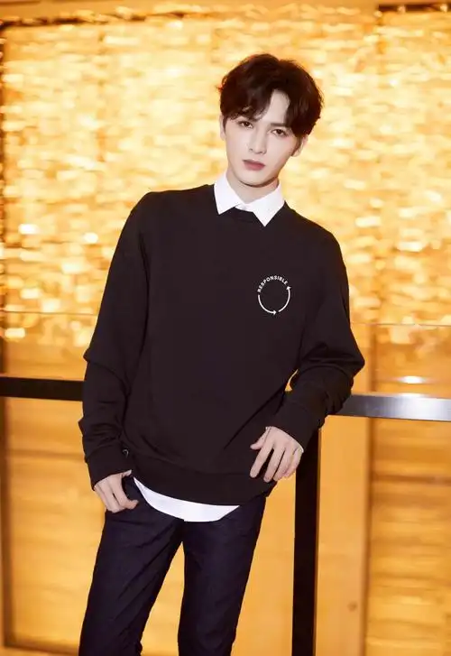 简介朱正廷潮流环保黑卫衣帅气写真图片:朱正延身穿一身环保黑色穿搭