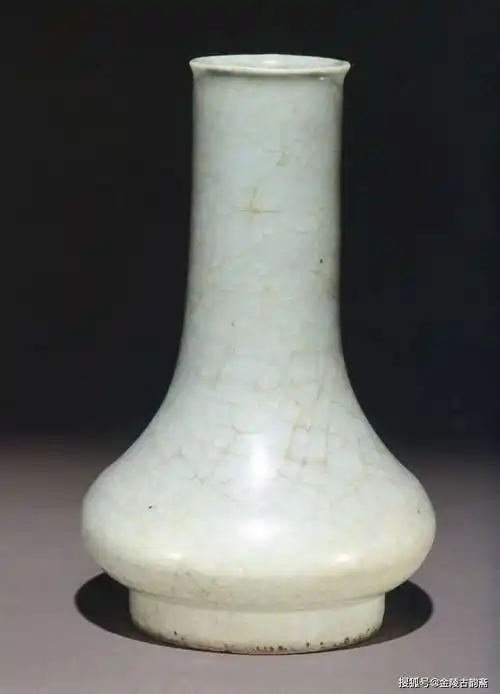 南宋修内司官窑青瓷直颈瓶(穿带瓶)惊现杭州南宋官窑博物馆