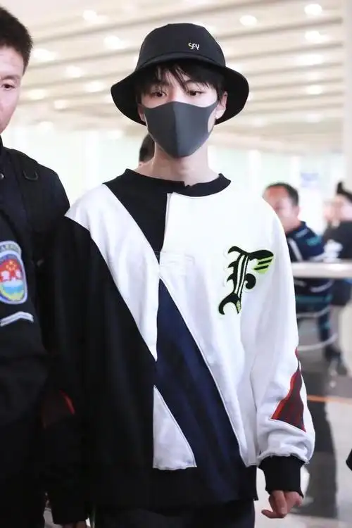 王俊凯还穿过白色的拼接卫衣,白色卫衣上拼接了黑色,深蓝色以及红色