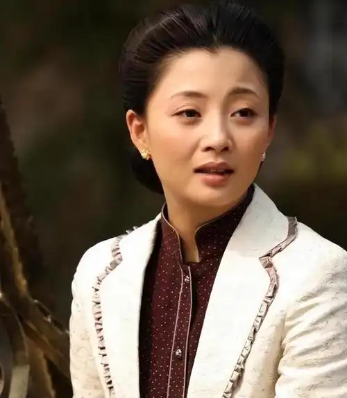 前夫入狱恋上大佬绯闻缠身情路坎坷的殷桃如今单身一人