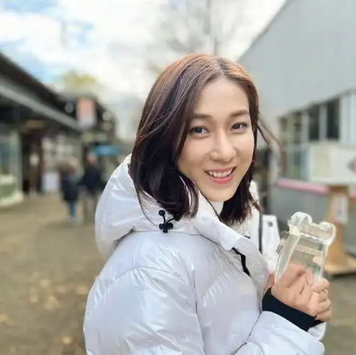 38岁钟嘉欣定居加拿大怀三胎带俩娃散步和老公住别墅生活惬意