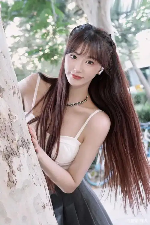 孔雪儿穿着白色吊带秀小蛮腰!曼妙身材太性感美艳