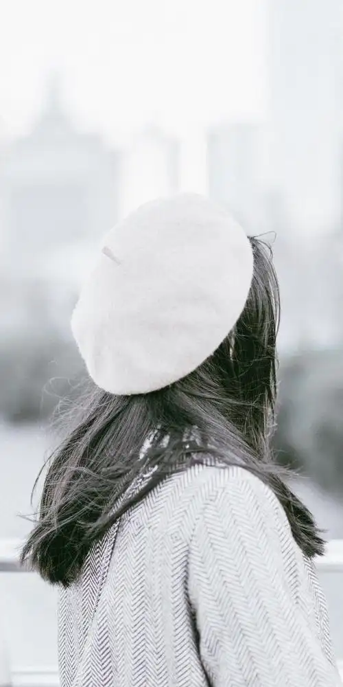 伤心的女生背影