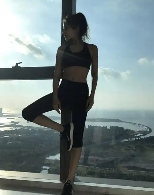 回顾8位至今未婚的女歌手各自活出不同的人生大至56岁小至37岁