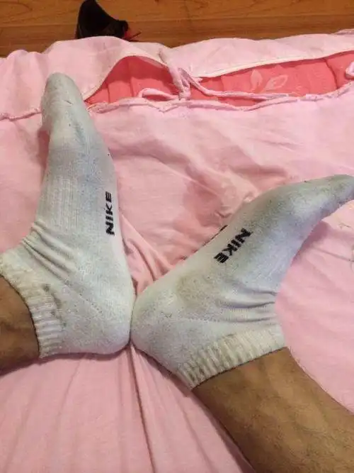 同居男友十天不洗脚,我怒提分手,下楼扔他臭袜子时,我哽咽到哭|分手|