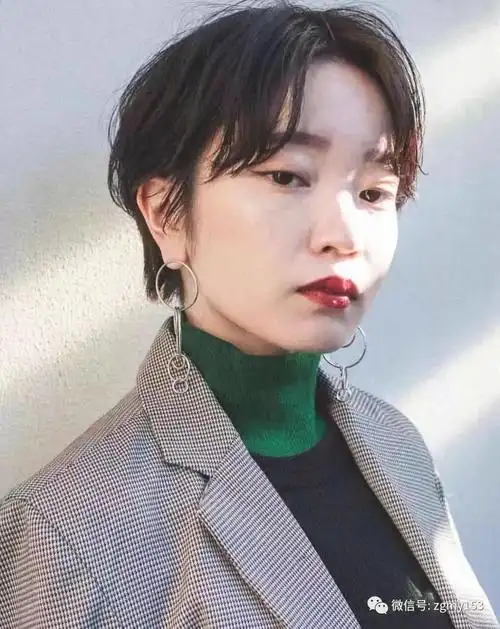 超人气中分偏分眼女生短发干净利索又精神