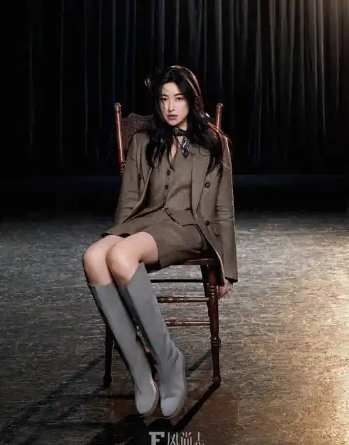 朱珠登四月刊封面《f风尚志》,超短热裤时尚吸睛,大白兔无瑕大眼_穿着