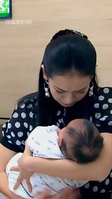 结婚9年后,戚薇曝光生下二胎儿子真相,公婆一举动让她看清人情冷暖