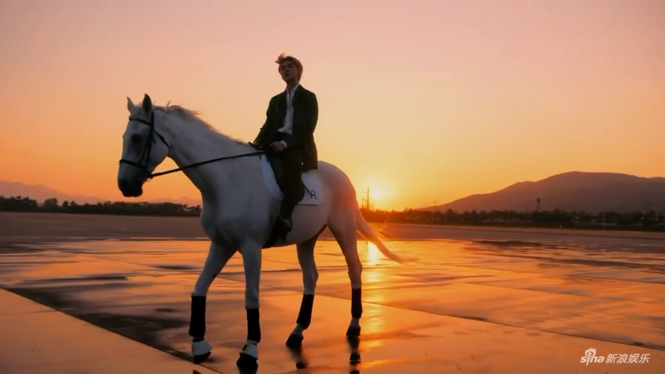 吴世勋新mv绿衣粉发帅气 夕阳下骑白马似王子