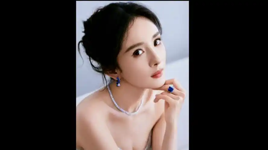 杨幂出席雅诗兰黛品牌活动,身着rahul mishra 24秋冬系列高定裙装搭配