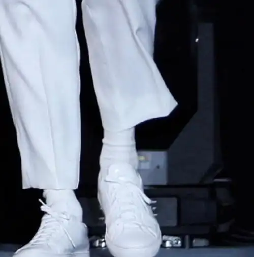 今天是王一博的脚脖粉!精致的蓝孩子果然连脚踝都漂亮极了