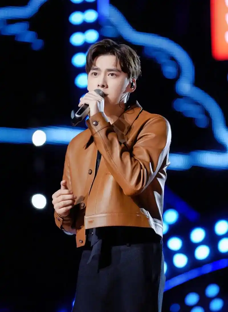 等花开,来赴一场灿烂的约定@李易峰#超级想见的人 #满眼星辰 - 抖音