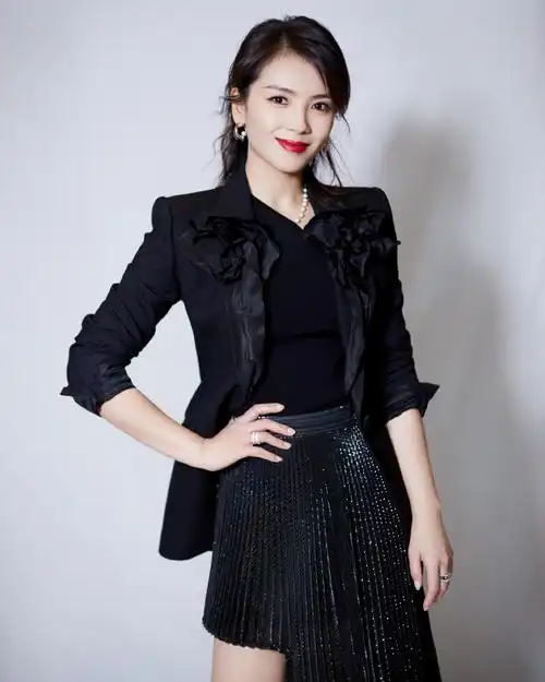 41岁的刘涛剪掉长发,变锁骨短发搭配西服和牛仔裤,时髦减龄