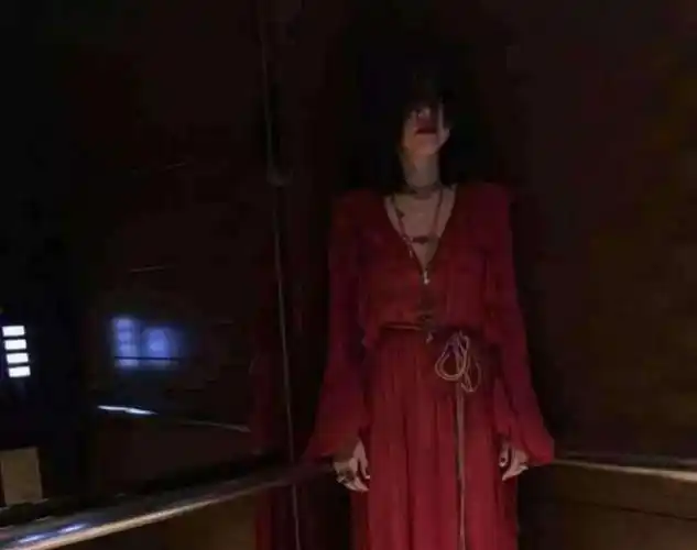 夜雾中的红衣女孩