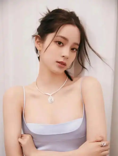 欧阳娜娜,外形甜美可爱,气质清晰靓丽,极具温柔小女人气息