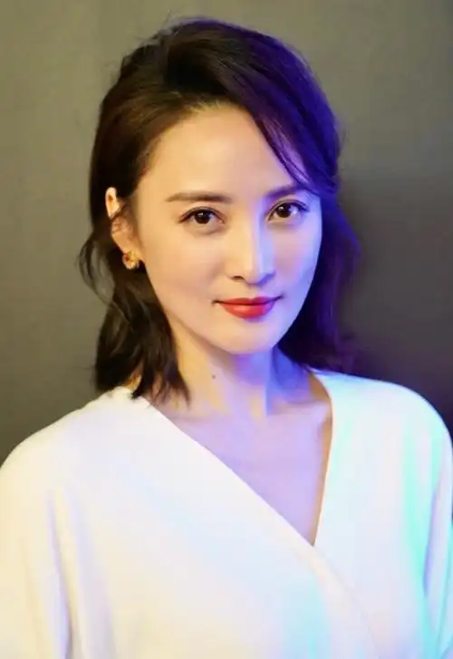 被蒋勤勤美到了,一袭白色连衣裙知性优雅,美出新高度