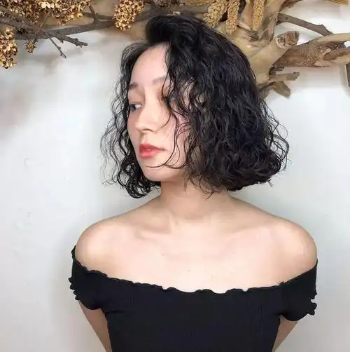 短发烫发爆小卷发型女人味十足