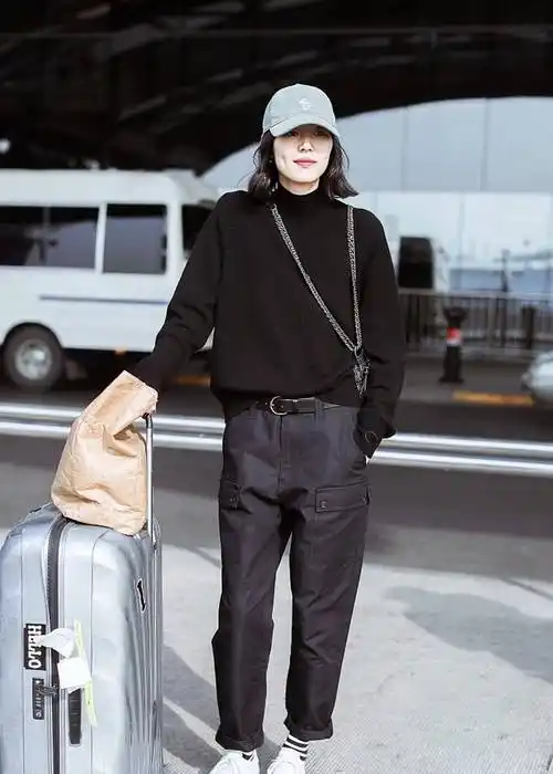 就算我们买不起名牌的时尚单品,但可以借鉴刘雯的穿衣风格,利用同款