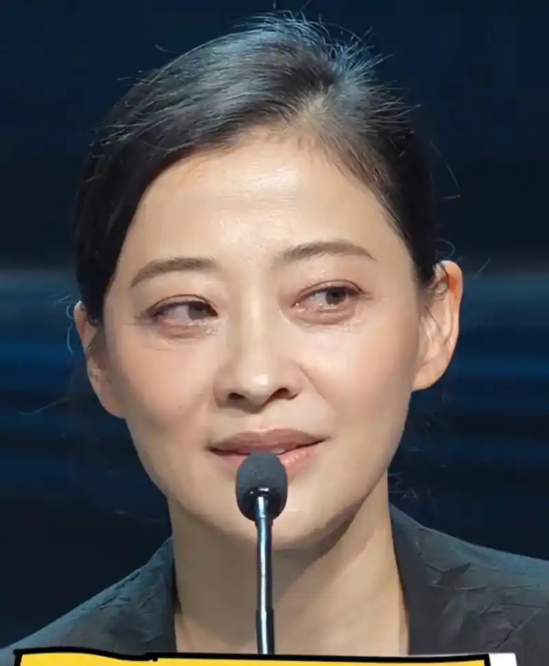 梅婷生图,48岁的她黑眼圈,眼纹,法令纹,颈纹都很严重,跟同龄的蒋勤勤