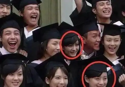 北电毕业,杨幂因为背靠李少红,所以从来不为资源发愁,而另一个女同学